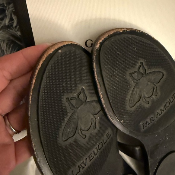 Gucci Black Leather Sandals with Gold Emblem - Picture 6 of 16